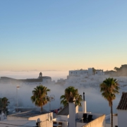 Spaanse stad in de mist
