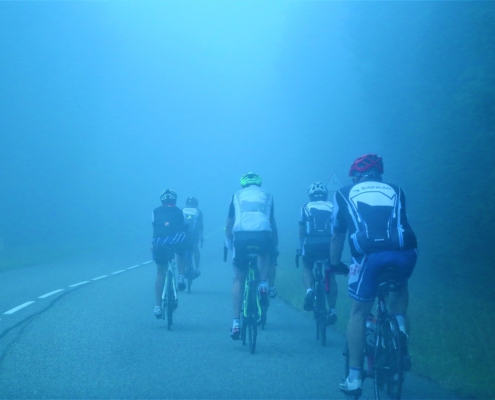 Een groep wielrenners in de mist vormt de inspiratie voor een blog over management-team